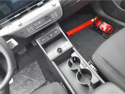 BIAŁY SUV HYUNDAI KONA z 2025 r., HYBRYDA/BENZYNA, skrzynia biegów AUTOMATYCZNA 129KM, zdjęcie 6 z 11