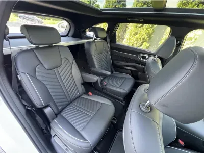 BIAŁY SUV KIA SORENTO IV z 2024 r., DIESEL, skrzynia biegów AUTOMATYCZNA 193KM, zdjęcie 7 z 17
