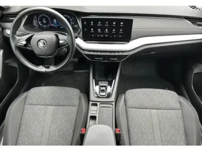 SREBRNY HATCHBACK SKODA OCTAVIA IV z 2022 r., BENZYNA, skrzynia biegów AUTOMATYCZNA 200KM, zdjęcie 8 z 10