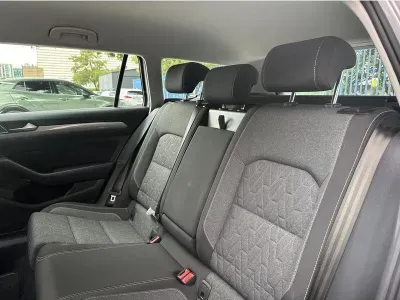 SREBRNY KOMBI VOLKSWAGEN PASSAT z 2023 r., BENZYNA, skrzynia biegów AUTOMATYCZNA 150KM, zdjęcie 16 z 19