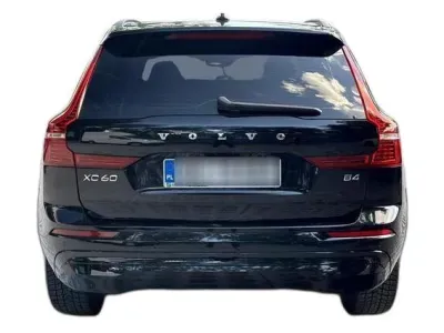 CZARNY SUV VOLVO XC60 z 2022 r., BENZYNA, skrzynia biegów AUTOMATYCZNA 197KM, zdjęcie 8 z 19
