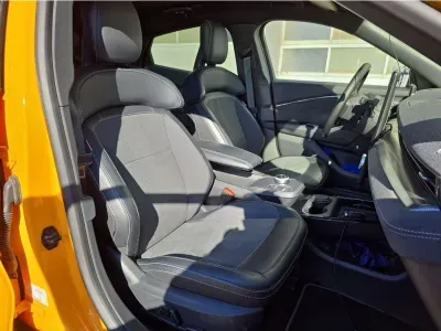 POMARAŃCZOWY SUV FORD MUSTANG MACH-E z 2022 r., ELEKTRYCZNY, skrzynia biegów AUTOMATYCZNA 358KM, zdjęcie 9 z 29