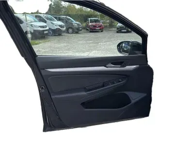 CZARNY KOMBI VOLKSWAGEN GOLF VIII VARIANT z 2023 r., BENZYNA, skrzynia biegów AUTOMATYCZNA 131KM, zdjęcie 8 z 19