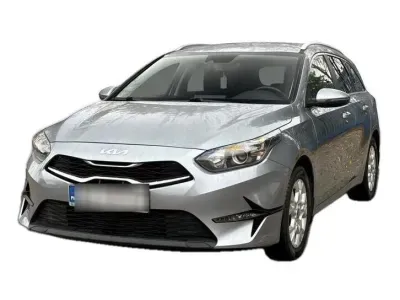 SREBRNY KOMBI KIA CEED z 2023 r., BENZYNA, skrzynia biegów AUTOMATYCZNA 160KM, zdjęcie główne