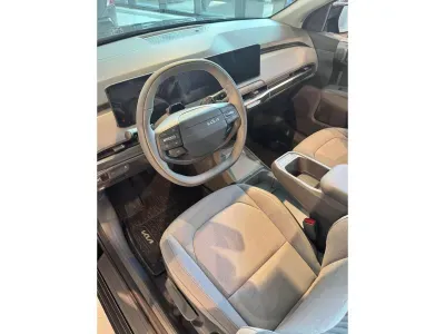 CZARNY KOMBI KIA EV3 z 2025 r., ELEKTRYCZNY, skrzynia biegów AUTOMATYCZNA 204KM, zdjęcie 5 z 5