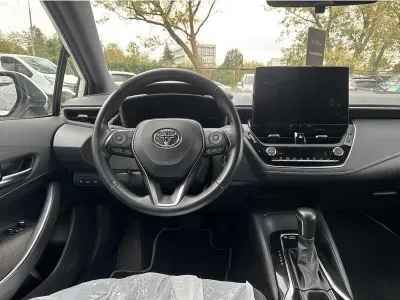 BIAŁY KOMBI TOYOTA COROLLA z 2023 r., HYBRYDA/BENZYNA, skrzynia biegów AUTOMATYCZNA 140KM, zdjęcie 3 z 19