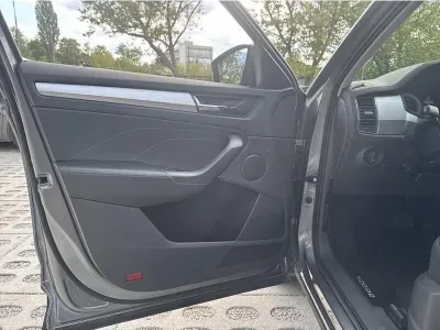 SZARY SUV SKODA KODIAQ z 2022 r., BENZYNA, skrzynia biegów AUTOMATYCZNA 150KM, zdjęcie 9 z 19