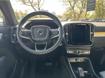 SREBRNY SUV VOLVO XC40 z 2023 r., HYBRYDA/BENZYNA, skrzynia biegów AUTOMATYCZNA 211KM, zdjęcie 16 z 19
