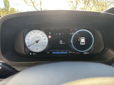 CZERWONY HATCHBACK HYUNDAI I20 z 2025 r., BENZYNA, skrzynia biegów AUTOMATYCZNA 101KM, zdjęcie 11 z 19