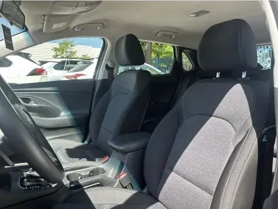 SREBRNY HATCHBACK HYUNDAI I30 z 2023 r., BENZYNA, skrzynia biegów AUTOMATYCZNA 120KM, zdjęcie 13 z 19