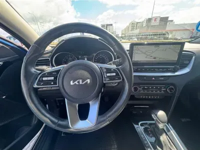 NIEBIESKI KOMBI KIA CEED z 2024 r., BENZYNA, skrzynia biegów AUTOMATYCZNA 103KM, zdjęcie 13 z 20