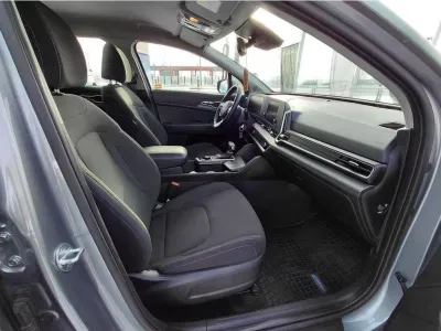 SREBRNY SUV KIA SPORTAGE z 2023 r., BENZYNA, skrzynia biegów AUTOMATYCZNA 110KM, zdjęcie 17 z 24