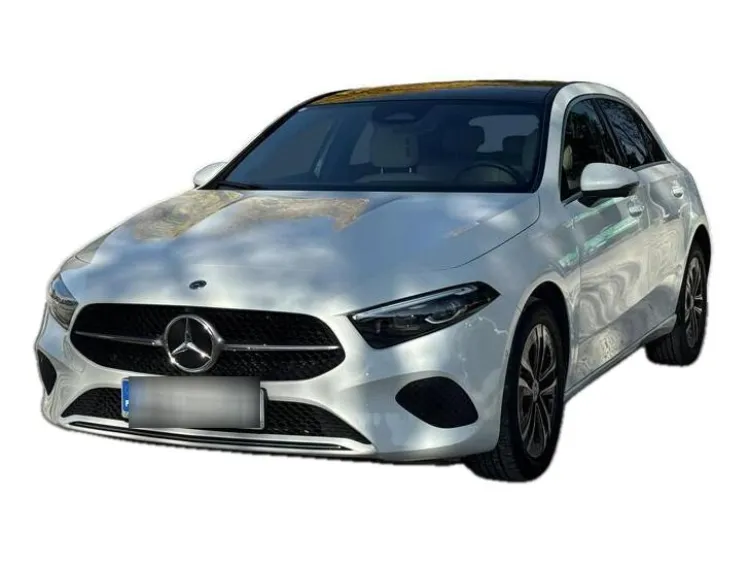 BIAŁY HATCHBACK MERCEDES CLASE A z 2023 r., HYBRYDA/BENZYNA, skrzynia biegów AUTOMATYCZNA 218KM, zdjęcie główne