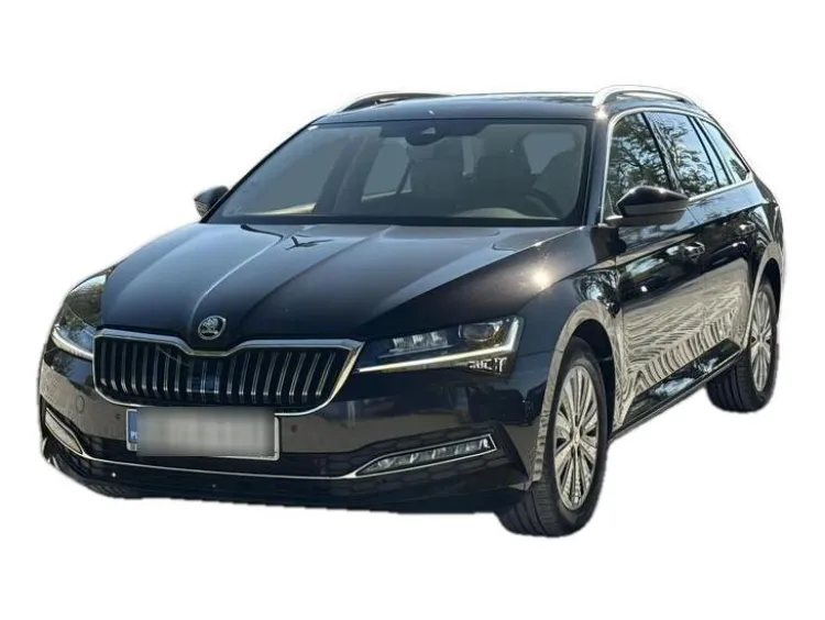 CZARNY KOMBI SKODA SUPERB z 2022 r., BENZYNA, skrzynia biegów AUTOMATYCZNA 190KM, zdjęcie główne