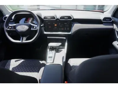 CZERWONY SUV MG ZS z 2026 r., HYBRYDA/BENZYNA, skrzynia biegów AUTOMATYCZNA 197KM, zdjęcie 5 z 10