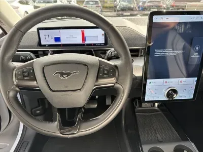 BIAŁY SUV FORD MUSTANG MACH E z 2022 r., ELEKTRYCZNY, skrzynia biegów AUTOMATYCZNA 269KM, zdjęcie 3 z 19