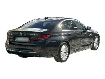 CZARNY SEDAN BMW SERIE 5 z 2022 r., BENZYNA, skrzynia biegów AUTOMATYCZNA 252KM, zdjęcie 4 z 19