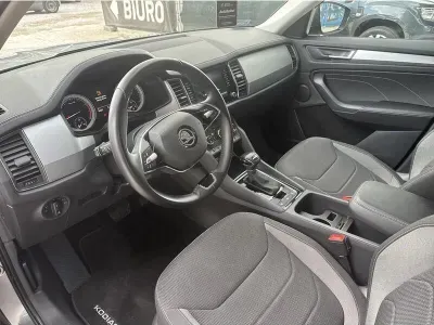 SZARY SUV SKODA KODIAQ z 2022 r., BENZYNA, skrzynia biegów AUTOMATYCZNA 150KM, zdjęcie 12 z 19