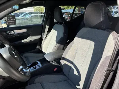 SREBRNY SUV VOLVO XC40 z 2023 r., HYBRYDA/BENZYNA, skrzynia biegów AUTOMATYCZNA 211KM, zdjęcie 6 z 19