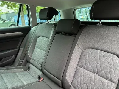SZARY KOMBI VOLKSWAGEN PASSAT z 2023 r., BENZYNA, skrzynia biegów AUTOMATYCZNA 150KM, zdjęcie 18 z 19