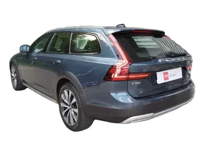 NIEBIESKI KOMBI VOLVO V90 CROSS COUNTRY z 2023 r., HYBRYDA/DIESEL, skrzynia biegów AUTOMATYCZNA 300KM, zdjęcie 17 z 19
