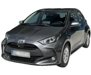 SZARY HATCHBACK TOYOTA YARIS z 2022 r., BENZYNA, skrzynia biegów MANUALNA 125KM, zdjęcie główne
