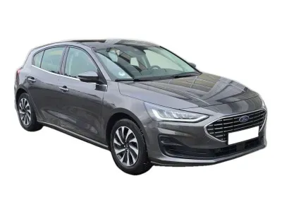 SZARY HATCHBACK FORD FOCUS z 2023 r., HYBRYDA/BENZYNA, skrzynia biegów MANUALNA 92KM, zdjęcie 2 z 29