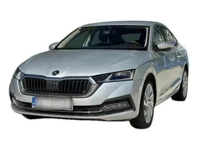 SREBRNY HATCHBACK SKODA OCTAVIA z 2023 r., BENZYNA, skrzynia biegów AUTOMATYCZNA 190KM, zdjęcie główne