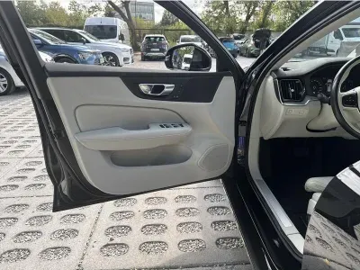 CZARNY SEDAN VOLVO S60 z 2022 r., BENZYNA, skrzynia biegów AUTOMATYCZNA 197KM, zdjęcie 8 z 17