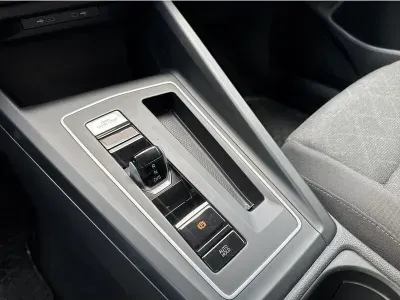 CZARNY KOMBI VOLKSWAGEN GOLF VIII VARIANT z 2023 r., BENZYNA, skrzynia biegów AUTOMATYCZNA 131KM, zdjęcie 17 z 19