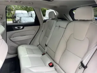 CZARNY SUV VOLVO XC60 z 2023 r., BENZYNA, skrzynia biegów AUTOMATYCZNA 300KM, zdjęcie 12 z 19