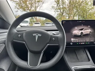 BIAŁY SEDAN TESLA MODEL 3 z 2023 r., ELEKTRYCZNY, skrzynia biegów AUTOMATYCZNA 306KM, zdjęcie 4 z 19