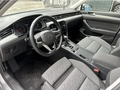 SREBRNY KOMBI VOLKSWAGEN PASSAT z 2023 r., BENZYNA, skrzynia biegów AUTOMATYCZNA 150KM, zdjęcie 13 z 19