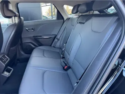 CZARNY HATCHBACK KIA K4 z 2025 r., BENZYNA, skrzynia biegów AUTOMATYCZNA 110KM, zdjęcie 4 z 21