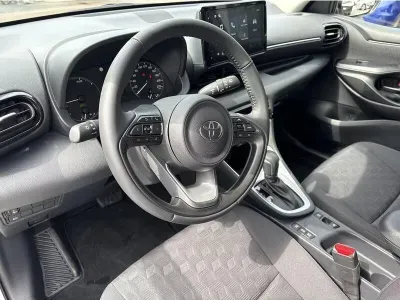 BIAŁY HATCHBACK TOYOTA YARIS z 2025 r., HYBRYDA/BENZYNA, skrzynia biegów AUTOMATYCZNA 116KM, zdjęcie 8 z 19
