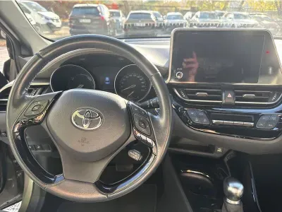 ZIELONY SUV TOYOTA C-HR z 2022 r., HYBRYDA/BENZYNA, skrzynia biegów AUTOMATYCZNA 122KM, zdjęcie 7 z 19