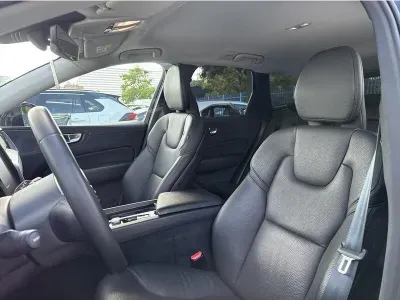 CZARNY SUV VOLVO XC60 z 2022 r., BENZYNA, skrzynia biegów AUTOMATYCZNA 197KM, zdjęcie 9 z 19