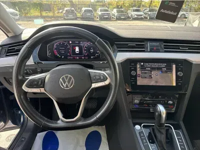 NIEBIESKI KOMBI VOLKSWAGEN PASSAT z 2022 r., BENZYNA, skrzynia biegów AUTOMATYCZNA 150KM, zdjęcie 12 z 19