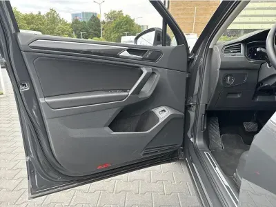 SZARY SUV VOLKSWAGEN TIGUAN z 2023 r., BENZYNA, skrzynia biegów AUTOMATYCZNA 150KM, zdjęcie 14 z 19