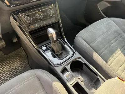 SZARY SEDAN VOLKSWAGEN TOURAN z 2022 r., BENZYNA, skrzynia biegów AUTOMATYCZNA 150KM, zdjęcie 18 z 19