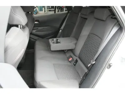 SZARY KOMBI TOYOTA COROLLA z 2021 r., HYBRYDA/BENZYNA, skrzynia biegów AUTOMATYCZNA 184KM, zdjęcie 11 z 15