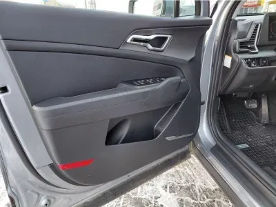 SREBRNY SUV KIA SPORTAGE z 2023 r., BENZYNA, skrzynia biegów AUTOMATYCZNA 110KM, zdjęcie 9 z 24