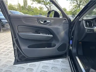 CZARNY SUV VOLVO XC60 z 2022 r., BENZYNA, skrzynia biegów AUTOMATYCZNA 197KM, zdjęcie 3 z 19