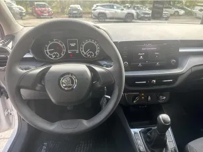 BIAŁY HATCHBACK SKODA FABIA z 2023 r., BENZYNA, skrzynia biegów MANUALNA 110KM, zdjęcie 19 z 19