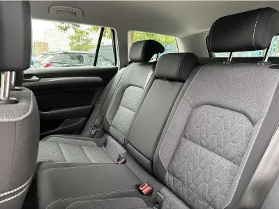 SREBRNY KOMBI VOLKSWAGEN PASSAT z 2023 r., BENZYNA, skrzynia biegów AUTOMATYCZNA 150KM, zdjęcie 14 z 19