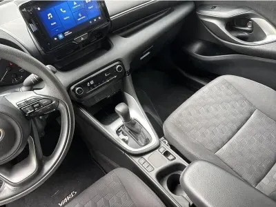BIAŁY HATCHBACK TOYOTA YARIS z 2024 r., HYBRYDA/BENZYNA, skrzynia biegów AUTOMATYCZNA 116KM, zdjęcie 3 z 17