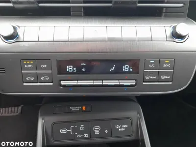 BIAŁY SUV HYUNDAI KONA z 2023 r., BENZYNA, skrzynia biegów AUTOMATYCZNA 199KM, zdjęcie 10 z 14