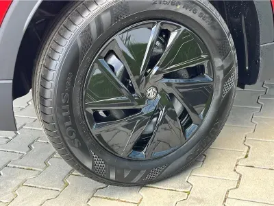 CZERWONY HATCHBACK MG ZS z 2026 r., HYBRYDA/BENZYNA, skrzynia biegów AUTOMATYCZNA 197KM, zdjęcie 8 z 15