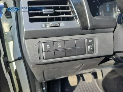 BIAŁY SUV SSANGYONG MUSSO z 2022 r., DIESEL, skrzynia biegów MANUALNA 148KM, zdjęcie 3 z 27