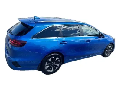 NIEBIESKI KOMBI KIA CEED z 2024 r., BENZYNA, skrzynia biegów AUTOMATYCZNA 103KM, zdjęcie 10 z 20